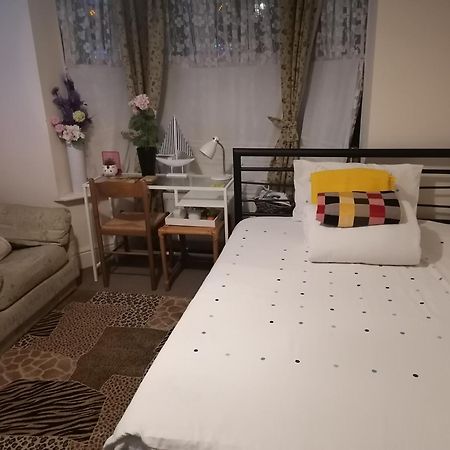 Big Private Room In Town Centre Eastleigh Εξωτερικό φωτογραφία