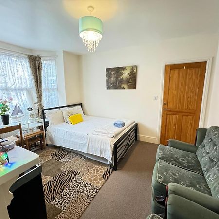 Big Private Room In Town Centre Eastleigh Εξωτερικό φωτογραφία