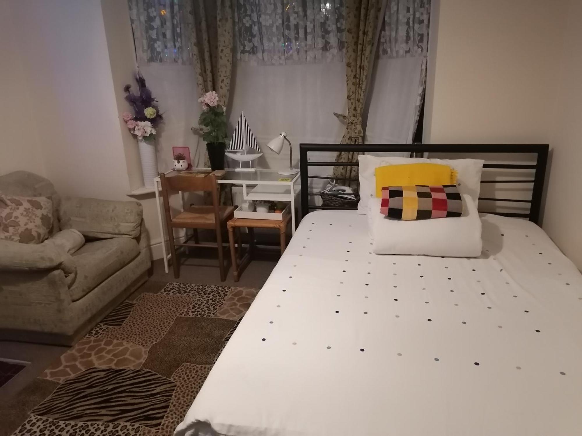 Big Private Room In Town Centre Eastleigh Εξωτερικό φωτογραφία