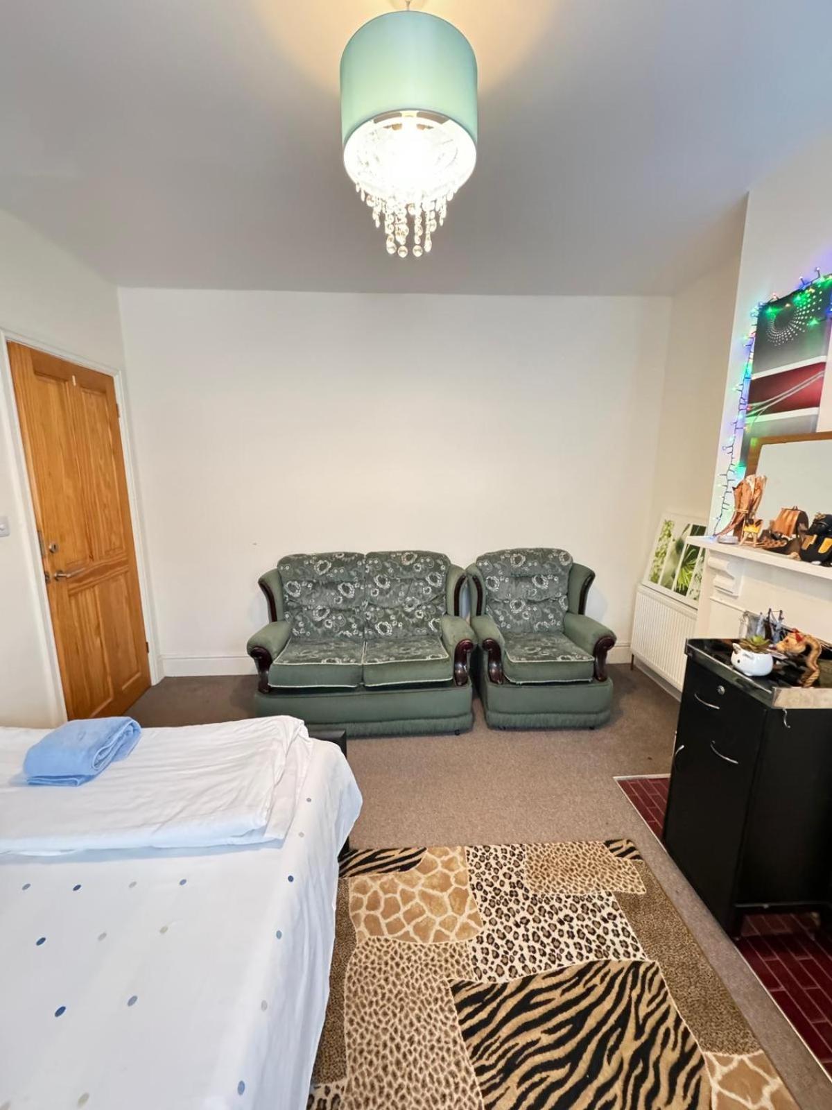 Big Private Room In Town Centre Eastleigh Εξωτερικό φωτογραφία