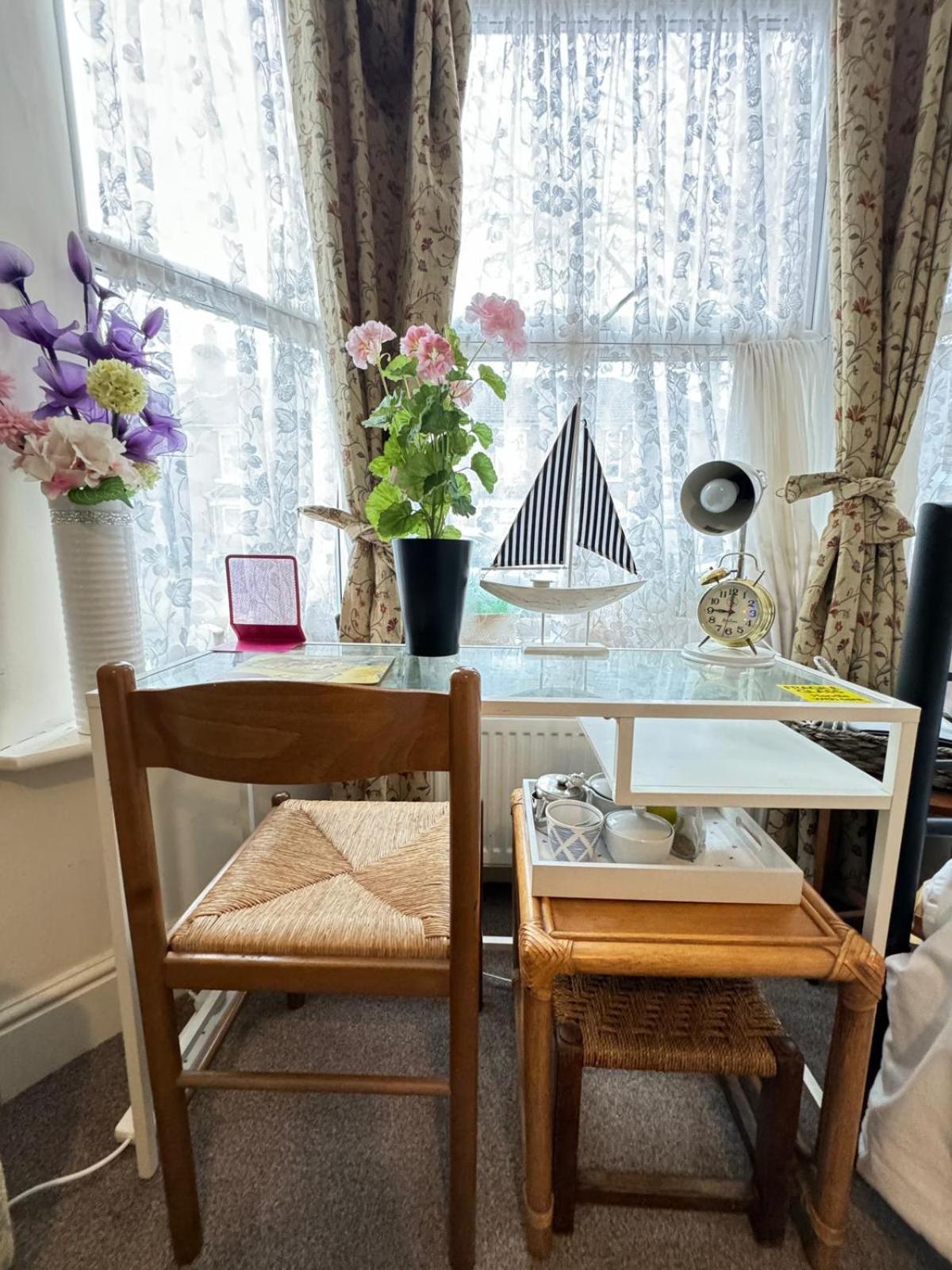 Big Private Room In Town Centre Eastleigh Εξωτερικό φωτογραφία